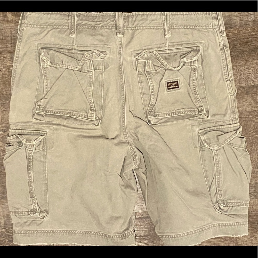 Hardly used pair of Abercrombie and Fitch cargo shorts in size 36. Light gray.